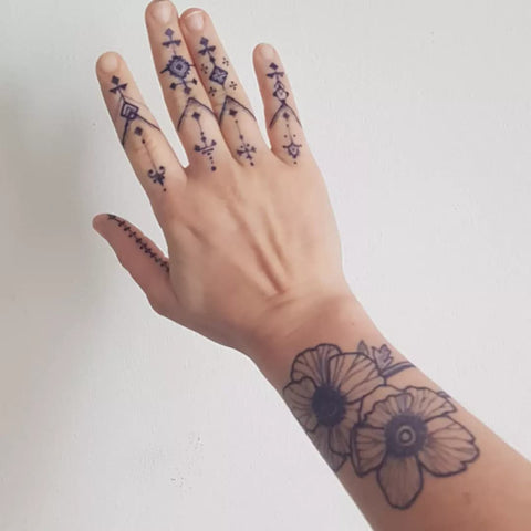 photo d'une main avec un tatouage éphémère orientale