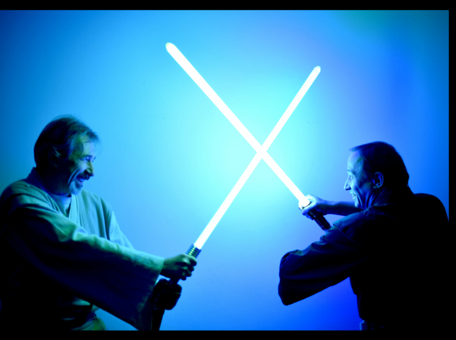 photo de deux hommes qui se battent avec des sabres laser