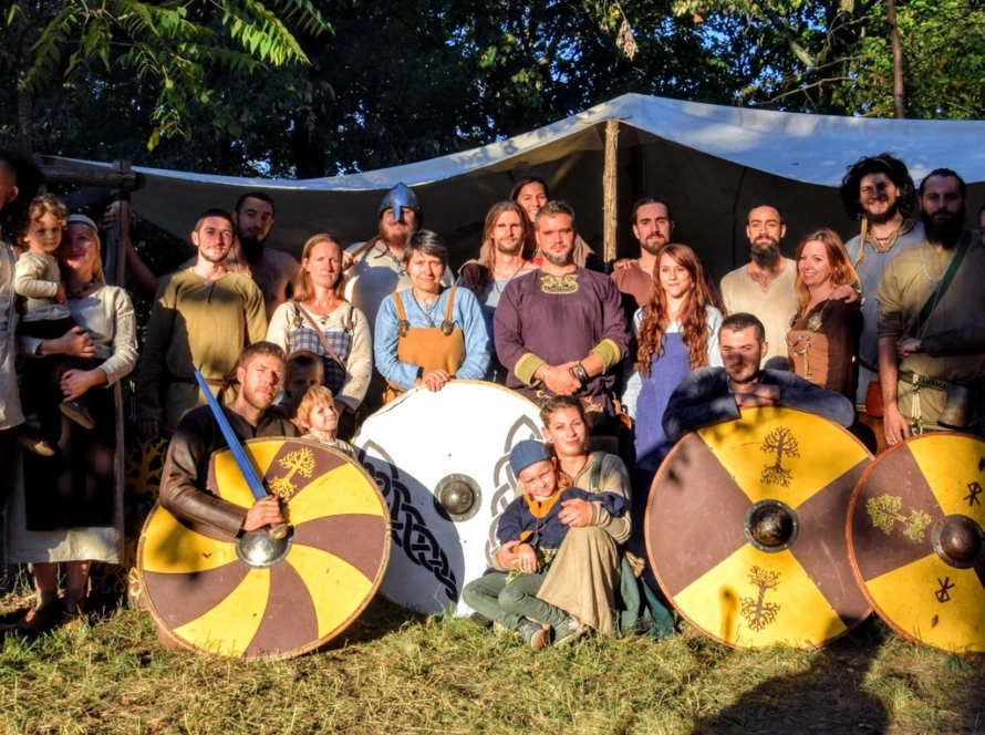 photo de la troupe avec des boucliers viking