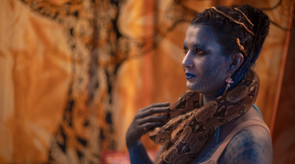 femme avec du body painting oriental bleu avec une serpent autour du cou