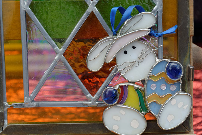 vitrine colorée avec un lapin