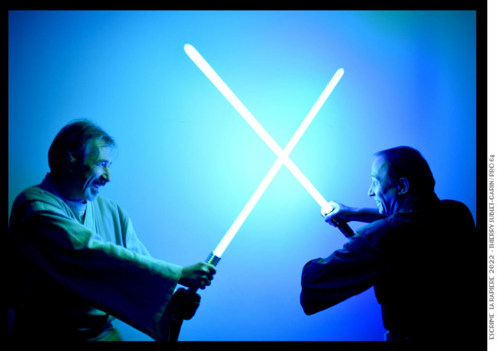 photo de deux hommes qui se battent avec des sabres laser