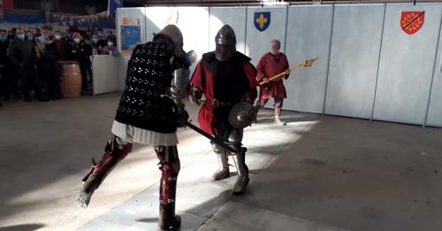 photo de deux homme qui combattent en tenue médiévale